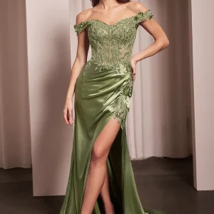 Vestido de satin con hombros descubiertos de bustier transparente con encaje y apliques florales y abertura alta adornada de detalles