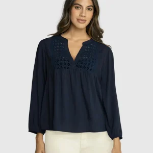Blusa con elástico en puños y detalle guipur en frente
