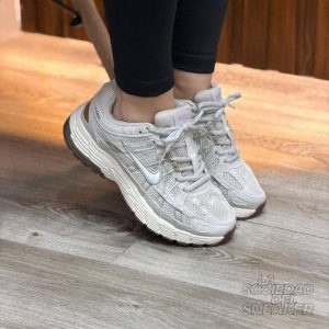 NIKE P-6000 GRIS CAFE
