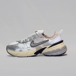 NIKE V2K BEIGE PLATEADA